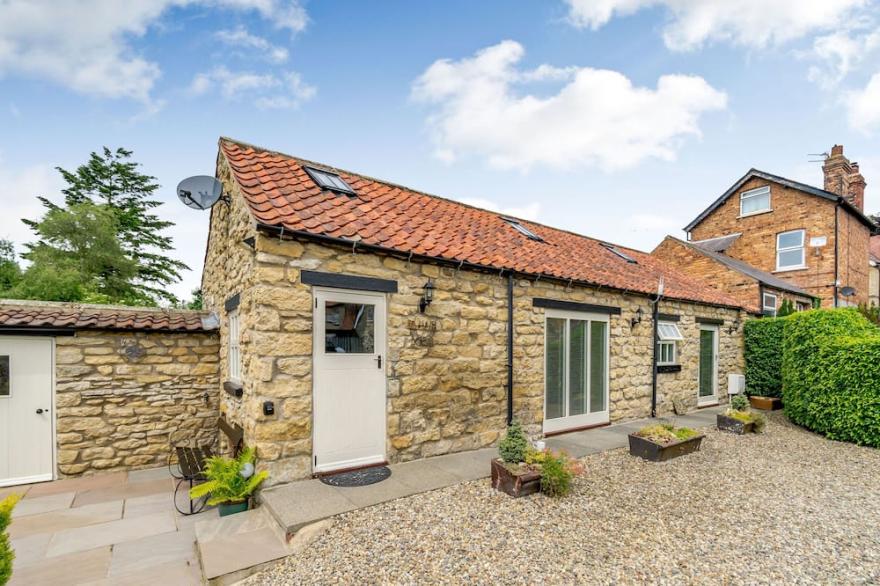 COW BYRE COTTAGE, Pet Friendly, Luxury Holiday Cottage In Snainton