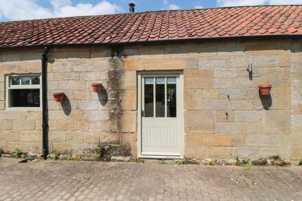 WITCHES COTTAGE, pet friendly, luxury holiday cottage in Helmsley