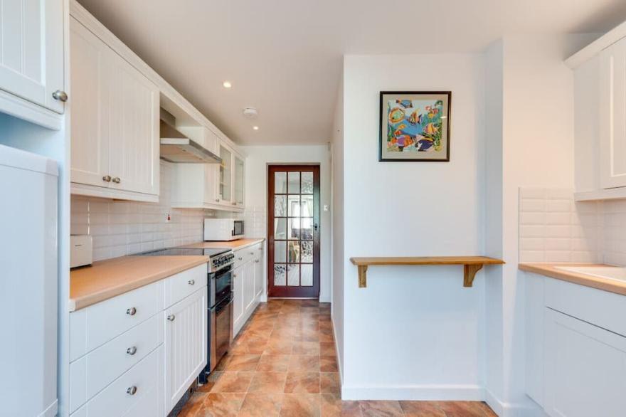 The Little House - Two Bedroom House, Sleeps 4