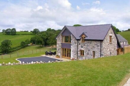 TYN Y CELYN CANOL, family friendly, luxury holiday cottage in Ruthin