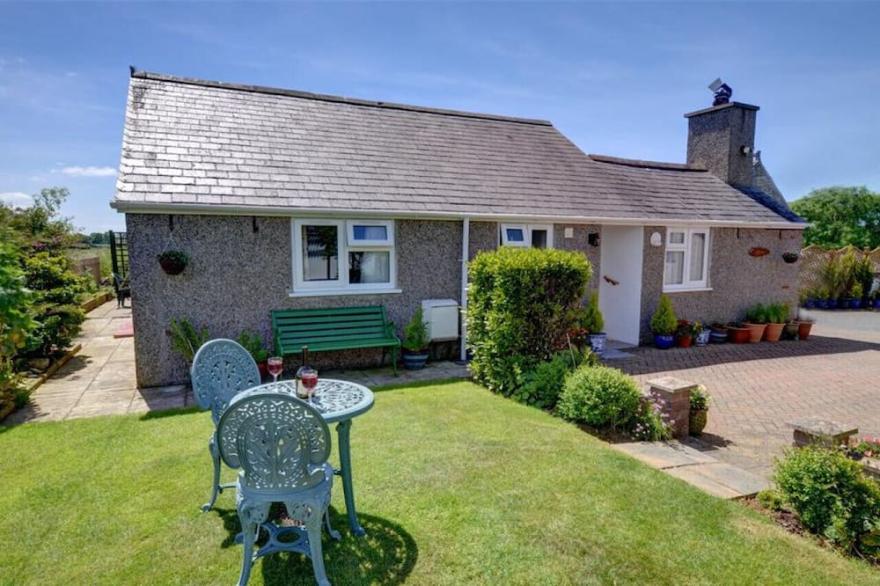 Y Bwthyn - Two Bedroom House, Sleeps 4