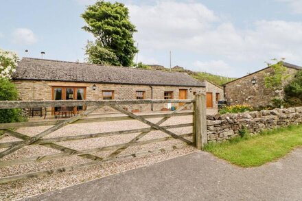 PADLEY BARN, family friendly, character holiday cottage in Hurst