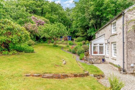 WESTSIDE COTTAGE, family friendly, with open fire in Cardinham