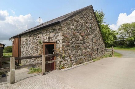 MEADER BARN, pet friendly, luxury holiday cottage in Tavistock