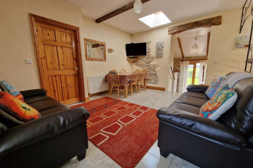PUFFIN COTTAGE, pet friendly, character holiday cottage in Llanboidy