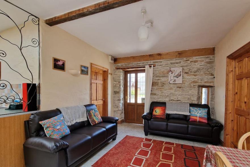 PUFFIN COTTAGE, pet friendly, character holiday cottage in Llanboidy