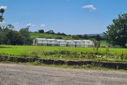 PUFFIN COTTAGE, pet friendly, character holiday cottage in Llanboidy