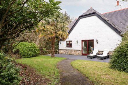 SNOWDROP, family friendly, luxury holiday cottage in Wadebridge