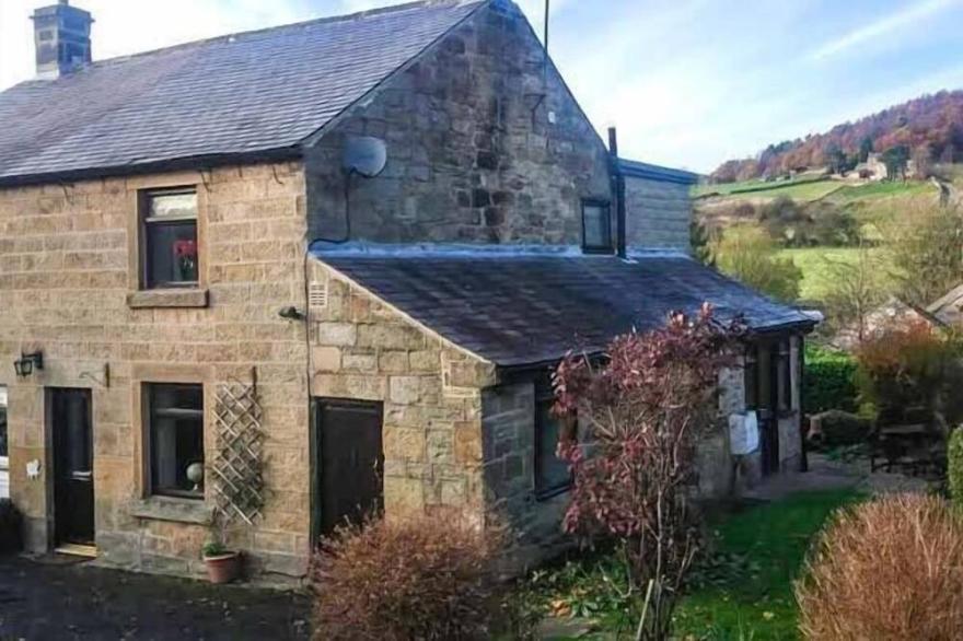 WOODS VIEW COTTAGE, Pet Friendly, With Open Fire In Tansley