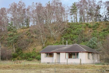 TIGH AN TEARLACH, pet friendly, with open fire in Kincraig