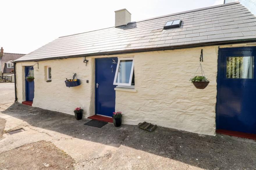 FFYNNON TOM, character holiday cottage, with a garden in St Davids