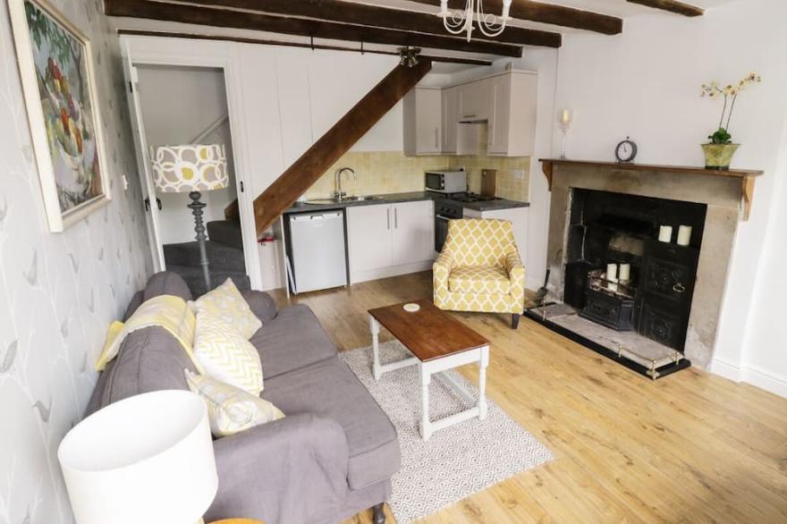 OLIVE COTTAGE, romantic, character holiday cottage in Richmond