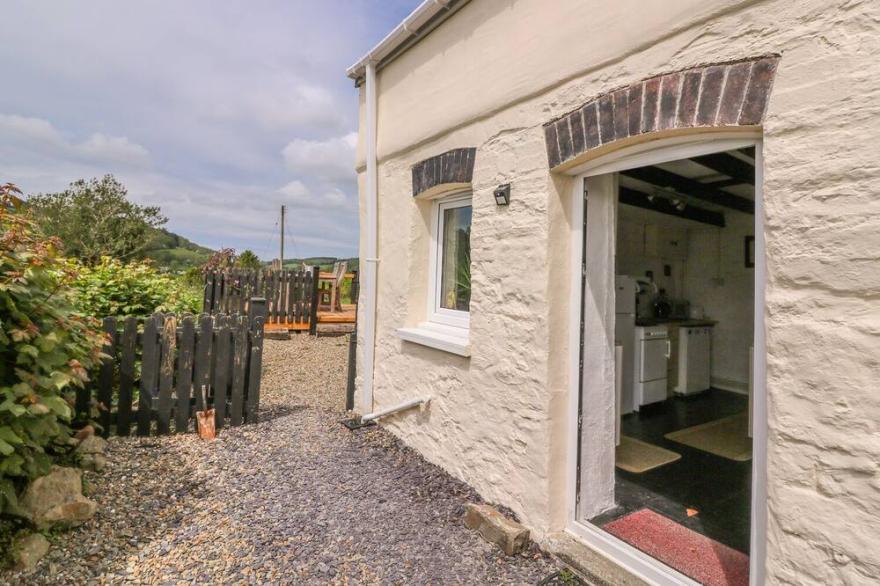 TALIHARRIS COTTAGE, pet friendly, with open fire in Llandysul