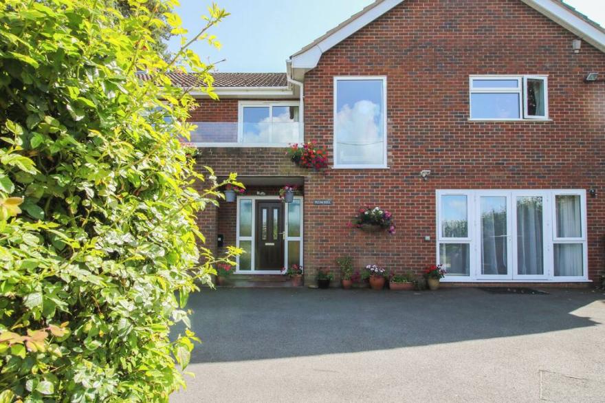 PLUM HILL APARTMENT, pet friendly, with a garden in Oswestry