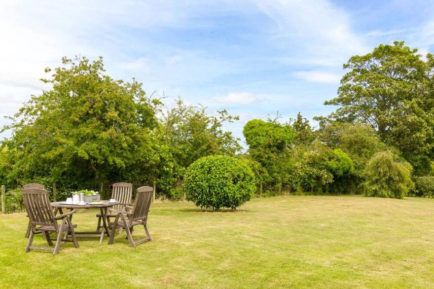 CROFT COTTAGE, family friendly, luxury holiday cottage in Embleton