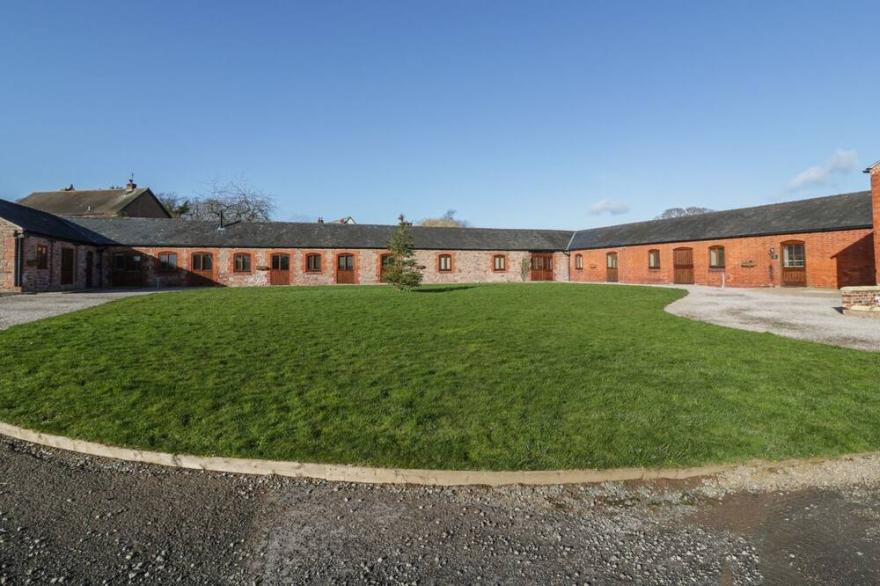 THE OLD SHEEP SHED, family friendly, with hot tub in Alberbury