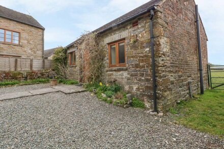 MANIFOLD COTTAGE, pet friendly, with a garden in Grindon