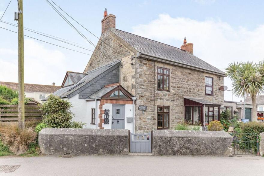 VICTORIA COTTAGE, pet friendly, with open fire in St Newlyn East