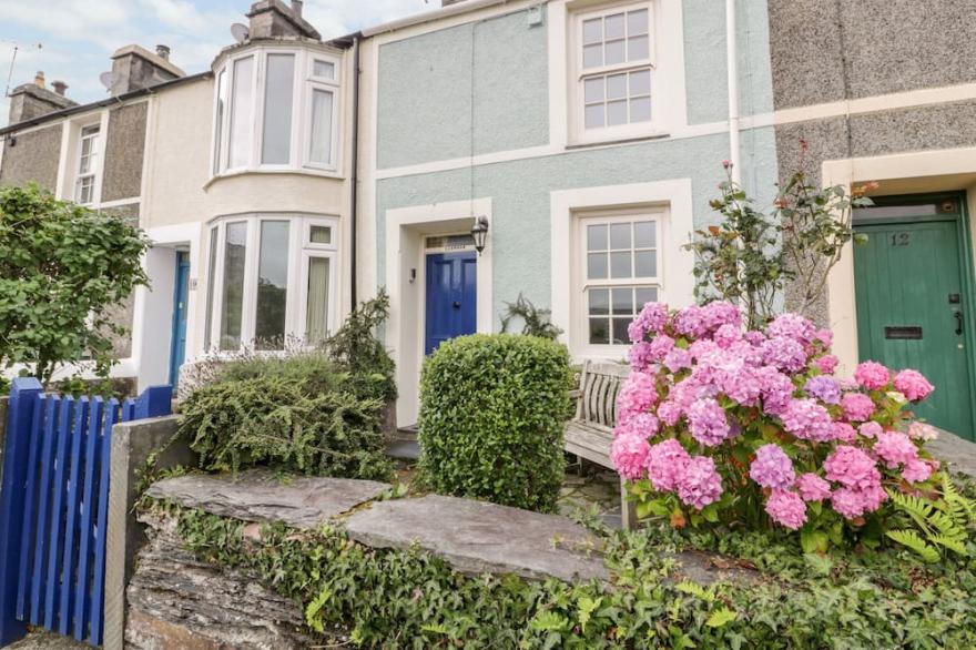 LLANNOR, pet friendly, character holiday cottage in Borth-Y-Gest