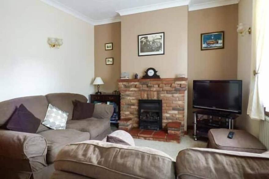 5 MELINDA COTTAGES, pet friendly, with a garden in East Runton