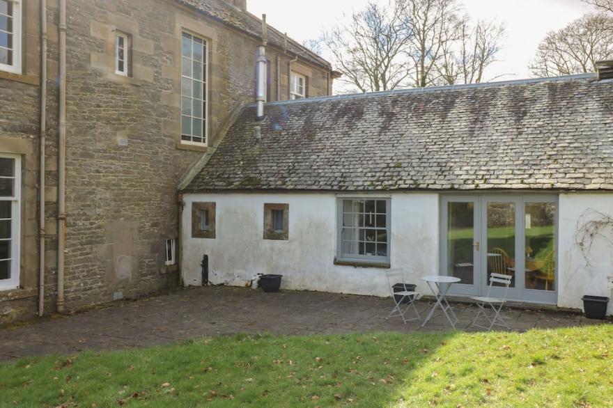 SWEETPEA COTTAGE, Pet Friendly, Character Holiday Cottage In Biggar