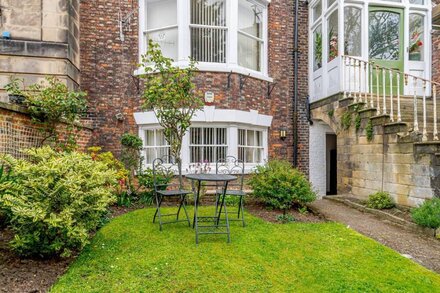 THE BOLTHOLE, luxury holiday cottage, with a garden in Whitby