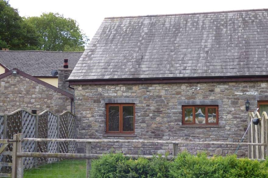 RIVERSIDE BARN, Family Friendly, Character Holiday Cottage In Gilwern