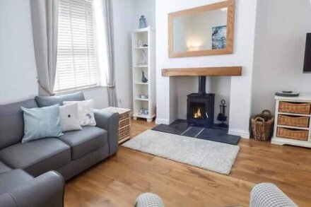 SILVERSANDS COTTAGE, pet friendly, country holiday cottage in Amble