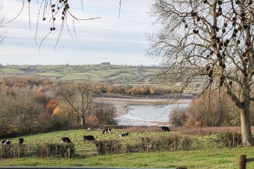 THE IVY BARN, pet friendly, character holiday cottage in Kirk Ireton