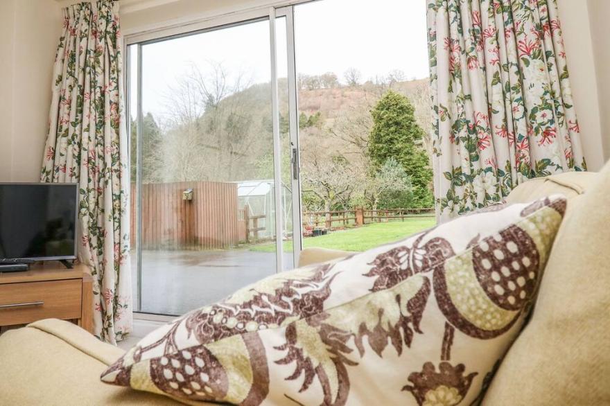 SALMON COTTAGE, family friendly, with a garden in Llanwrthwl