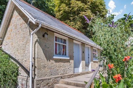 LISLE COMBE COTTAGE, family friendly, with a garden in Ventnor