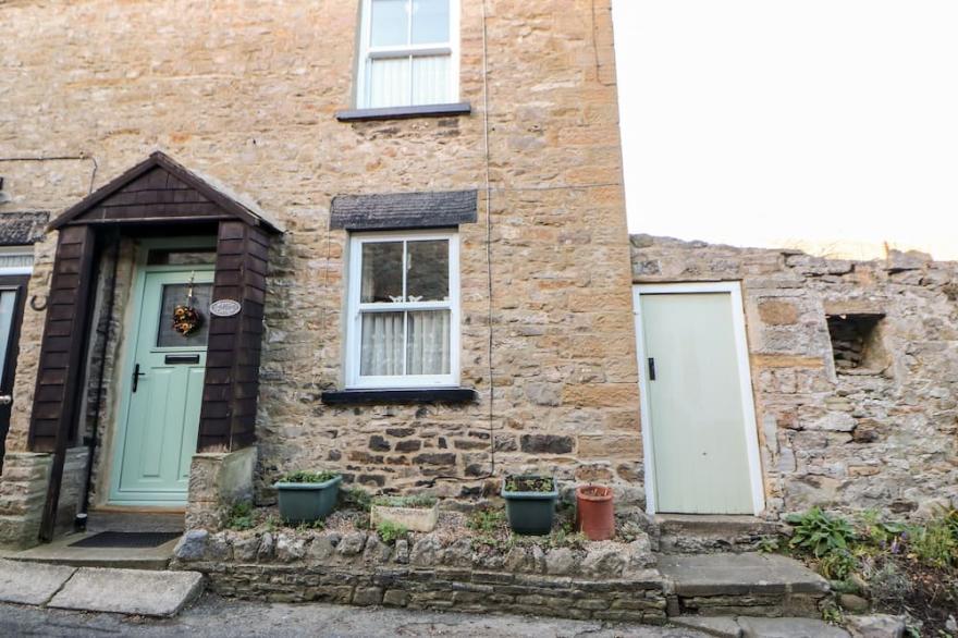 MYRTLE COTTAGE, pet friendly, with open fire in West Witton