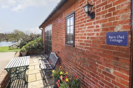 BARN OWL COTTAGE, pet friendly, with a garden in Little Glemham