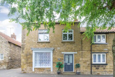 COBBLER'S COTTAGE, pet friendly, with open fire in Pickering