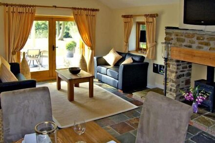 HOWLE HIDEAWAY, luxury holiday cottage, with open fire in Howle Hill