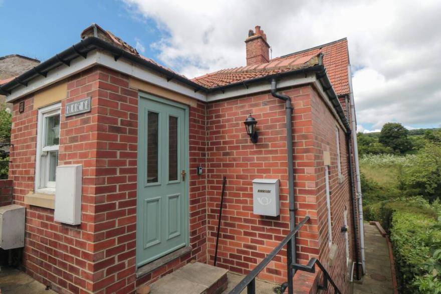 BURNSIDE, family friendly, with open fire in Robin Hood’s Bay