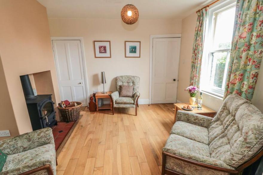 BURNSIDE, family friendly, with open fire in Robin Hood’s Bay