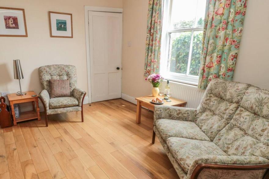 BURNSIDE, family friendly, with open fire in Robin Hood’s Bay