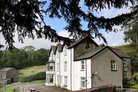 LOW SKELGILL, pet friendly, with a garden in Troutbeck