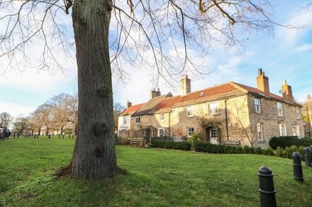 CORNER COTTAGE, pet friendly, character holiday cottage in Staindrop