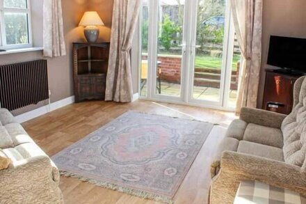 PRIMROSE COTTAGE, pet friendly, with a garden in Alford