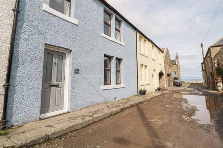 SUNNIE COTTAGE, pet friendly, country holiday cottage in Seahouses