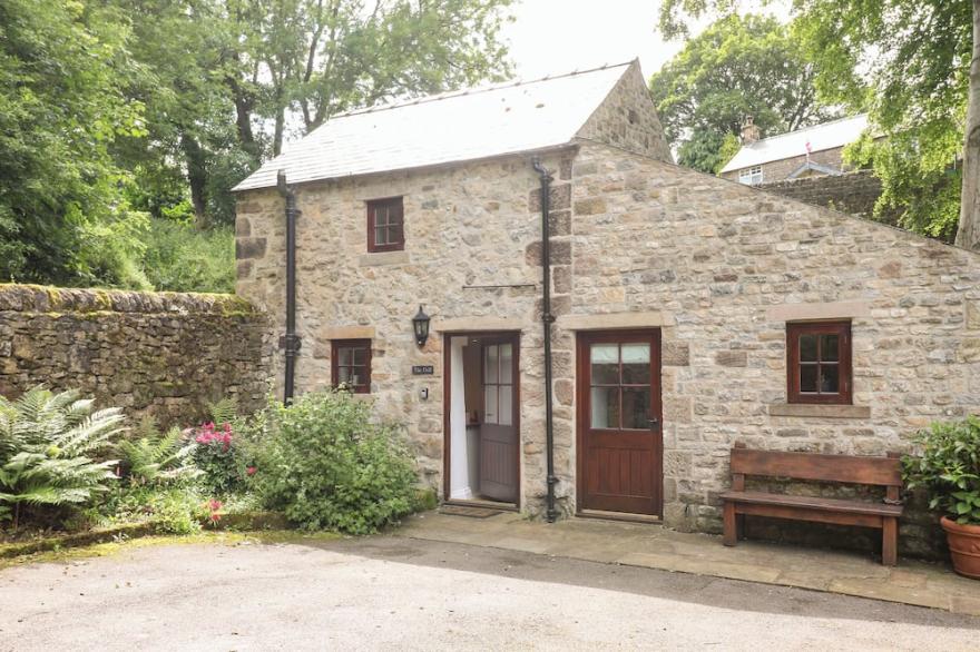 THE DELL, romantic, character holiday cottage in Winster