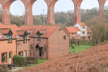 WATERSIDE COTTAGE, pet friendly, with a garden in Whitby