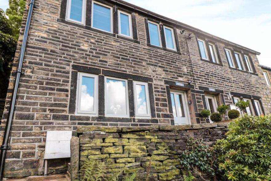 BRAMBLE COTTAGE, Pet Friendly In Holmfirth