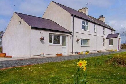 TYN Y PARC, pet friendly, with a garden in Dwyran