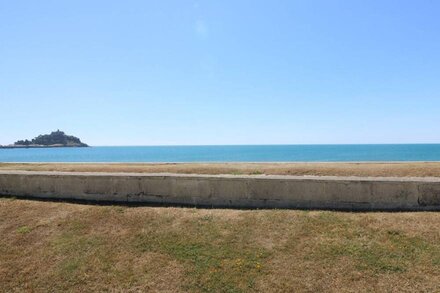 SHORELINE, pet friendly, country holiday cottage in Marazion