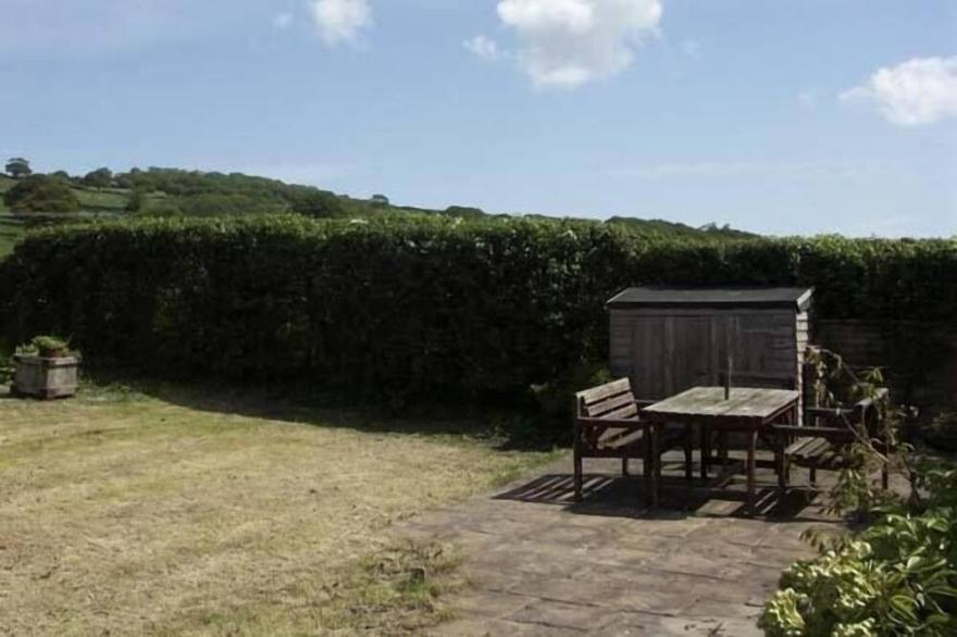 PABO LODGE, pet friendly, with open fire in Llandudno