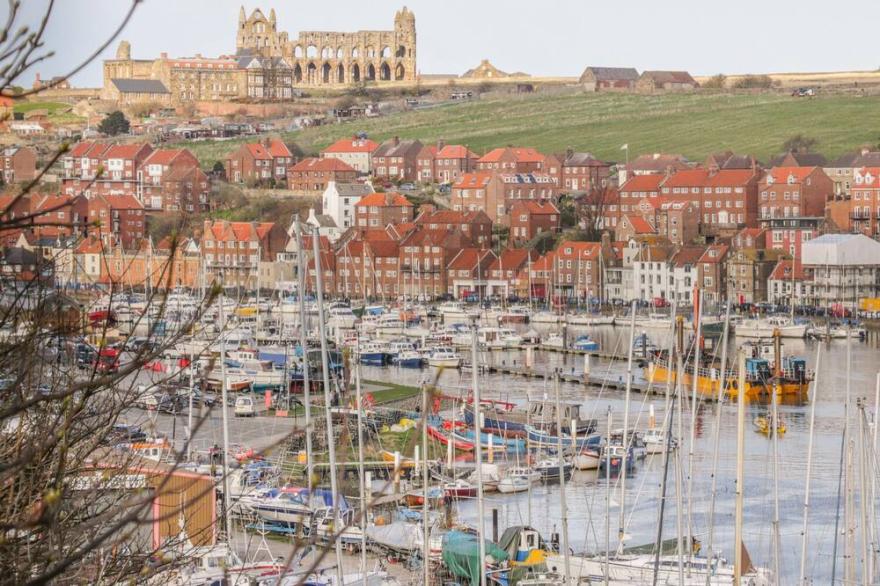 WHITBY HARBOUR RETREAT, Family Friendly, With A Garden In Whitby