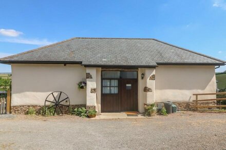 JACK'S NEST, pet friendly, character holiday cottage in South Molton